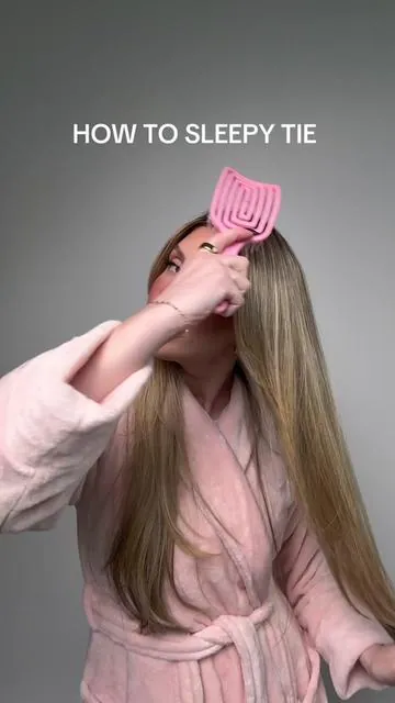 How to protect and prolong your blowout overnight with Sleepy Tie #hairhack #haircare #haircareroutine #sleepytie #sleepytieyourhair #blowouthack #blowoutroutine #blowouthair #heatlesshair #hairtutorial 