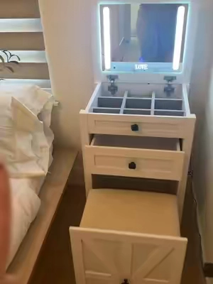 This is AMAZING!!! perfect for my guest room it's a great surprise 😂😂😭 #vanity #homedecor #vanityroom #vanitymirror #makeuproom #grwm #muatok #vanitysetup  #giftguide #girlgifts ##makeupfinds#apartmentfinds #fyp #foryou #makeuptok #BeautyTok #beautyfinds #guestroom 