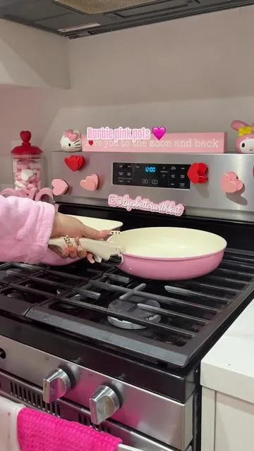 The perfect pink 😍 with removable handles so they don’t burn 🫶🏻 #pink #pinkpots #pinkfinds #lifesbetterwithkat #pinkkitchen #finds #deals 