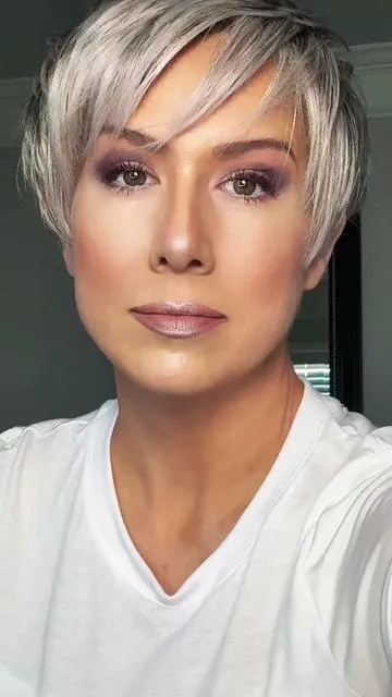 How to style your pixie with curl using the Terviiix flat iron. #pixiecut #pixie #curlhair #hairtutorials 