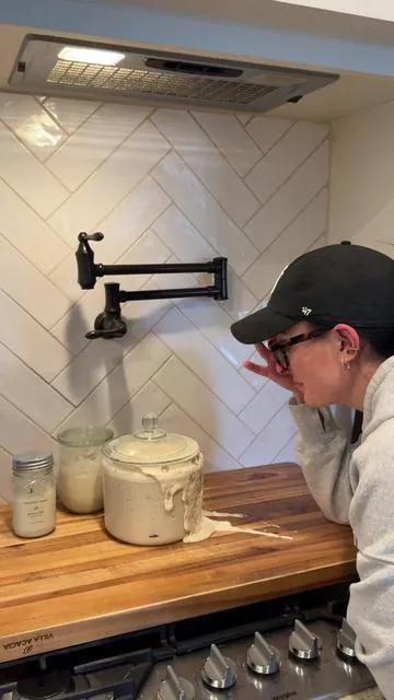 Eve is a wild child…🤪 #sourdough #sourdoughbread #sourdoughstarter #sourdoughforbeginners #sourdoughstarterforbeginners #sourdoughlife 