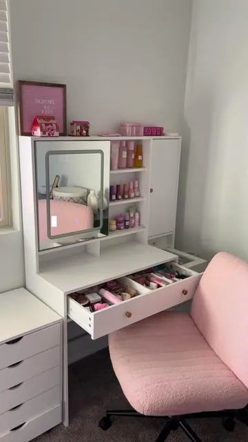 I love that I don’t have to get up bc everything I need is in this vanity lol 💗🤌🏻 #vanity #vanityledmirror #vanitysetup #musthavevanity #vanitymakeup #vanityorganization #vanitytour 