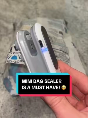 I’m so no to stale chips in 2025 🙅 this mini bag sealer is a MUST! #minibagsealer #bagsealer #kitchengadgets #KitchenHacks #snackbreak #tiktokshopfinds 