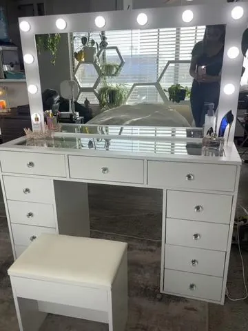 Está hermoso 😍💕 ojalá le guste se lo agarré a mi mamá 🥹❤️‍🩹🩷@FUSOU Furniture #tocadordemaquillaje #tocador #maquillaje #muebles #regalo #regalosparaella #diadesanvalentin #tiktokshop #vanity #makeupvanity 