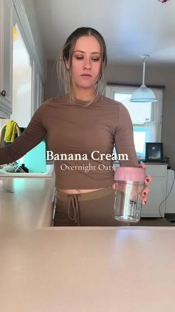 BANANA CREAM OVERNIGHT OATS🍌  Recipe: - 1/2 cup rolled oats - 1 tbsp Chia seed - 1 tbsp ground flax seed - 1 tbsp non fat Greek yogurt  - 1 tbsp vanilla pudding mix (sugar free for healthier opt)(sub for vanilla protein powder for the higher protein opt) - 1/2 of a mashed banana  - 1 cup milk of choice Delicious, fiber dense breakfast or lunch!! #overnightoats #overnightoatsrecipe #overnightoatsinspo #overnightoatmealrecipe #oatmeal #oatmealtiktok #oatmealrecipes #highfiber #breakfast #healthybreakfast #lunch #lunchonthego #packedlunch 