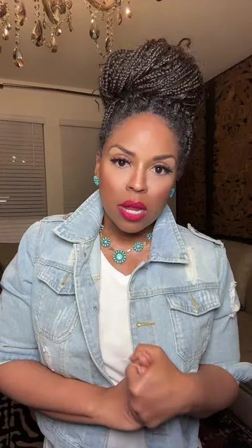 It’s time to upgrade the T-shirt game. We wear shirts all the time, it’s time to upgrade. The fabric is yummy soft. And the cut is so flattering. I linked it in the video. #T-shirt #MomClothes #MomFashion #FabulousOver40 #FashionOver40 #FashionTikTok