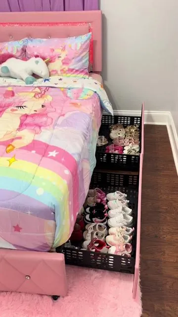 La cama de ensueño por todas las chicas y para tus niñas aparte trae 4 gavetas amplias y luces led integradas que hacen sincronia con tu musica favorita #springtok #bedframe #bedframepink #hombck #camarosa #pinkbedframe #camaconlucesled #shopvideo #shopvideocarnival #viralvideo #camaviral #camasbonitas #paratii #cuartoparaniñas #comodecorartucuarto #homedecor #homecozy #room #roompink #camadeensueño 
