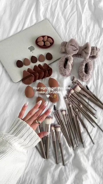 This set is so affordable and high-quality, I can’t believe it! 🤭
#makeuptools #beauty #makeupbrushes #beautyblender #TikTokShopSpringGlowUp #tiktokshopfinds #skincare 
