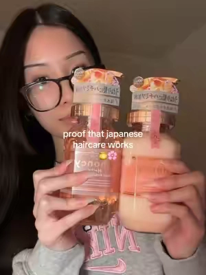 the way my hair is so smooth and shiny with &honey Japanese haircare🫧🧴🍯#japanesehaircare #glasshair #softhair #honeyshampoo #andhoney #haircareproducts #jbeauty #jbeautyhair #asianhair #japanesebeauty #shampoo #shampooviral #shinyhair 
