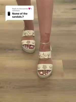 Replying to @Alessandra🩷 I even double checked but clearly I had no idea what I was checking for lol #crocs #crocssandals 