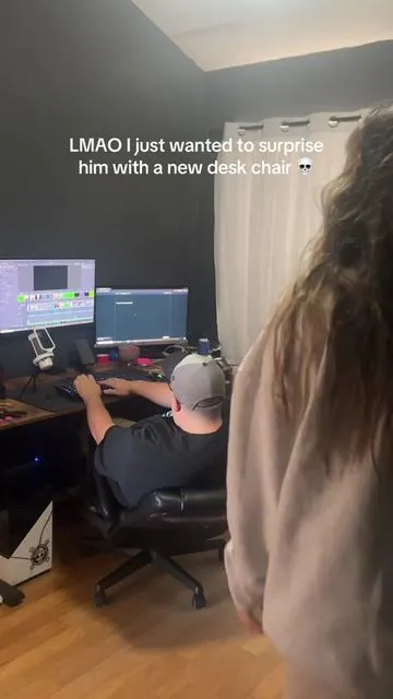 new chair is big, tall, & on sale!! But I’m still in the dog house 😅 #bigandtallchair #bigandtalldeskchair #deskchair #gamingchair #computerchair #couplecomedy #marriagecomedy #coupletok #tiktokshoprestock #tiktokshopspringglowup #homespringglowup #bigandtall 