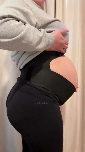 10/10 recommend 💗 it’s a lifesaver during the 2nd & 3rd trimester.  🔗 in the orange cart or also in my showcase. #bellyband #pregnancylife #pregnantmama #thirdtrimester #pregnancymusthaves #momcozy @Momcozy Official 