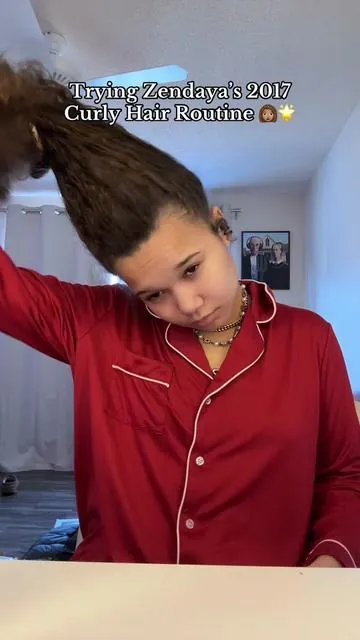 … okay maybe I don’t hate the wide tooth comb now 😩👩🏽‍🦱🙏🏽 @Fenty Hair @wavytalkofficial #sydscurlsss #3b #zendayacurlyhairroutine #curlyhairroutine #curlyhairtutorial trying Zendaya’s curly hair routine wide tooth comb curls 3b 3a 3c fenty hair curl cream 