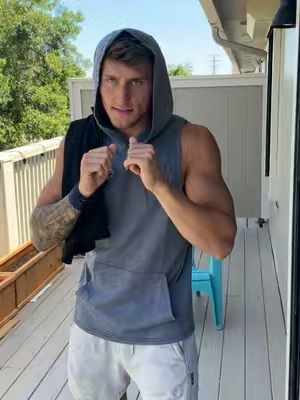 Sleevless hoodies are IN right now 👀 Can’t beat the price on these either!  #gymclothes #workoutgear 