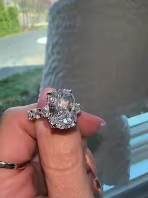 I mean she’s pretty but wow! #rings #ringstack #weddingring #weddingrings #engagementring #engagementrings #ringshopping #womensring 
