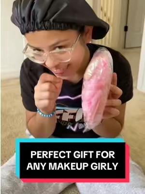 im glad she loves it :,) #lilsis #gift #makeuptools #unboxing 