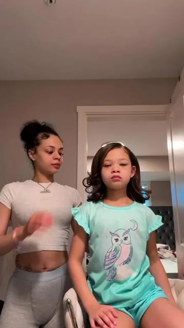 Trying the wavy talk heated round brush!!! We love it 🥰 #thermalbrush #hairtutorial #wavytalk #blowouttutorial 