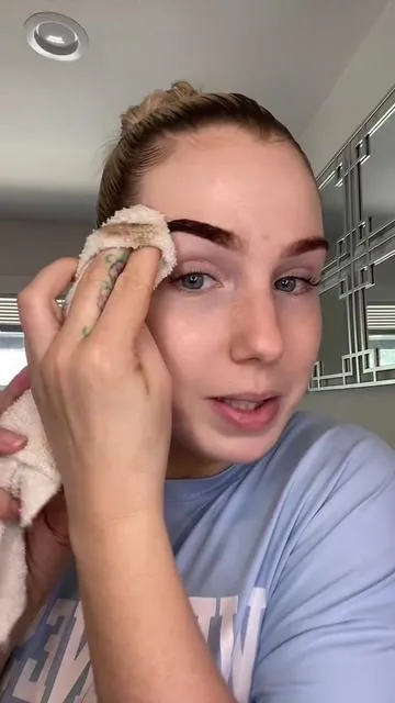 I’m acually obsessed with this!!! #henna #hennabrows #diyeyebrowtint #eyebrowshaping #eyebrows #eyebrowdye #eyebrowhack #beautyhacks #beauty #makeup #eyebrowtattoo 