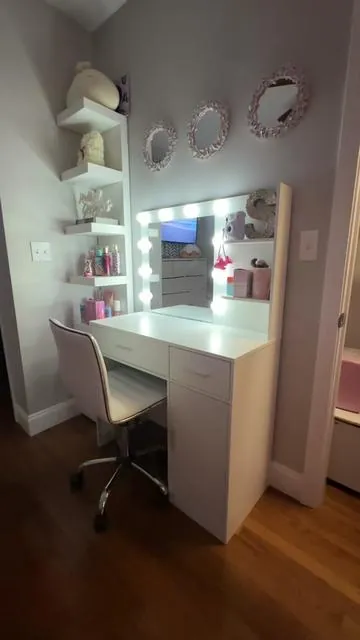 This vanity is so perfect y’all! #spotlightfinds #vanity #girlroom #girlroomdecor #roominspo #vanitysetup 