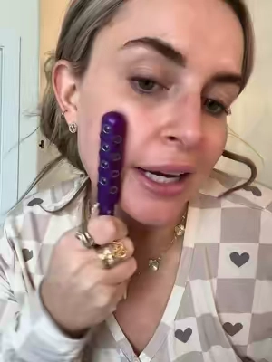 Ok ok ok @Nurse Jamie  I've finally tried this the past couple weeks and I LOVE!!!! #facialmassager #doublechin #doublechinreduction #guasha #lymphaticdrainage #lympaticdrainagemassage #facialmassagw #beautyhacks #jawline #beautysecrets #fyp #tiktokmademebuyit 