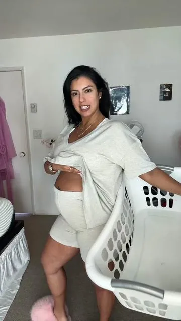 This loungewear 2 piece is my new at home everyday wear 🙌🏽 I want all the colors now 😭 #loungewear #loungewearstyle #momoutfit #comfortwear #spotlightfinds #midsizefashion #midsize #curvyfashion #athome #clothes #womensfashion 