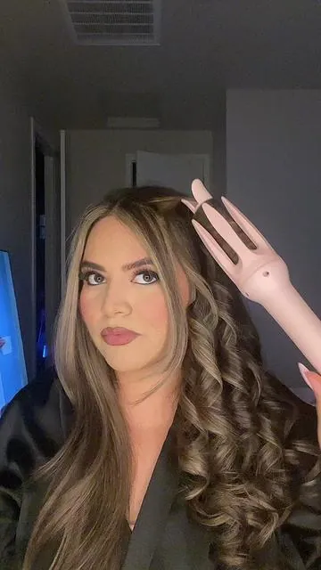 This hair curler is a must have!🙆🏻‍♀️💗 #haircurler #hairtoolforbeginners #automatichaircurlerreview #viralautomatichaircurler #viralcurlingiron #rotatingcurlingiron #viralrotatingcurlingiron #hairtok #easyhairtool #easyhairtutorial #hair #curlingiron #howtocurlyourhair #waves #hairtutorial #hairtips 