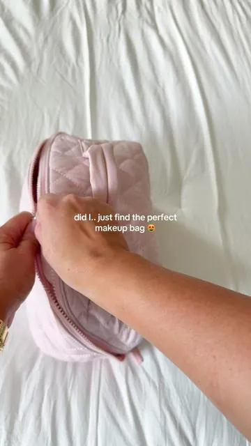 machine washable and lays flat to display all your makeup 😻🙌🏻 OBSESSED #makeupbag #lovevook #makeupmusthaves 