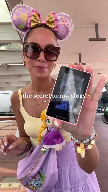 Sharing one of my favorite content creator hacks🤭 #selfiemonitor #contentcreatortips #contentcreatormusthaves #screenmonitor #tiktokshopfinds #vloggingtips #filmingsetup #techtok #newmowavlogscreen #contentcreator #screenmonitor #trending #viral #fyp 