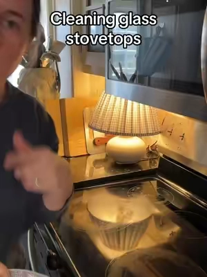 Finally something that works for this gosh darn stove 🙌🏻#kitchen #kitchenhack #cleaningtiktok #cleaninghacks #cleaningtips #cleaningkitchen #CleanTok #cleaningmotivation