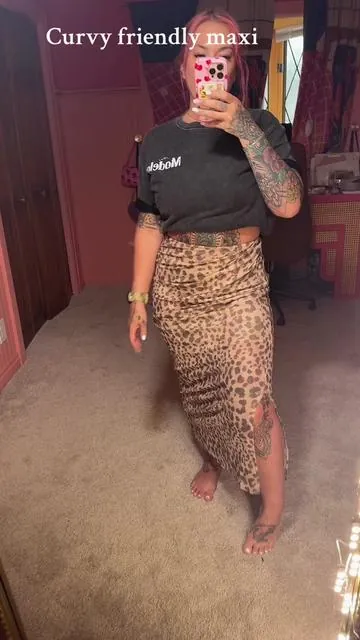 This is gorgeous, so soft and would be perfect for Kirby mamas or anyone who is self-conscious about their tummy! ##skirt##maxi##maxiskirt##curvy##midsize##midsizefashion##curvyfashion##momsoftiktok