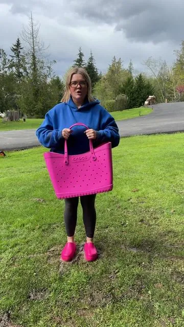 🩷🩷🩷 #crocs #totebag #beachbag #rubbertotebag #crocsbag #waterproofbag #crocs4life #summerbag #springbag @Crocs 