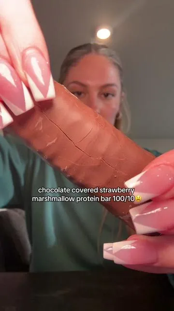these bars neverrrr miss 💯#protein #proteinsnack #proteinbar #proteinbarreview #builtpuff #healthysnacks #snack #sweettooth #sweettreats #healthydessert #tiktokshop #chocolatecoveredstrawberries #strawberry 