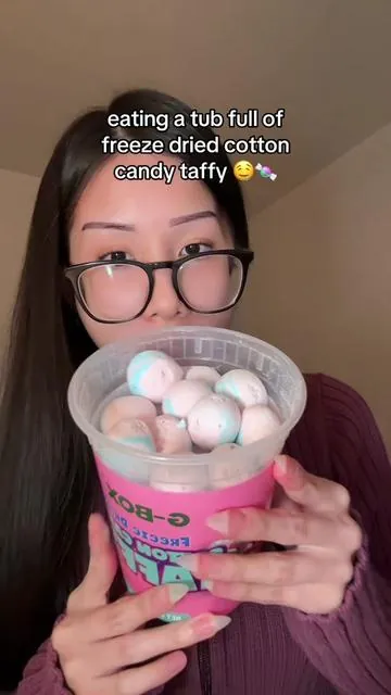 tub of freeze dried cotton candy taffy🍬🤤#freezedriedcandy #freezecandy #freezedried #freezedriedicecream #freezedriedicecreamsandwich #freezedriedcottoncandytaffy #cottoncandy 