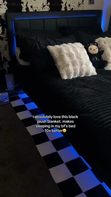 i have a similar one on my own bed so we kinda twinning 🤭 #fyp #blanket #plush #tiktokshop #ad #bed #comfy #soft 