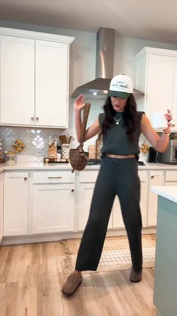 I’d have this set in every color I think 😍  #comfy #casual #spring #Summer #outfit #loungewear #outfits #casualoutfits #springtok #tiktokshoprestock 