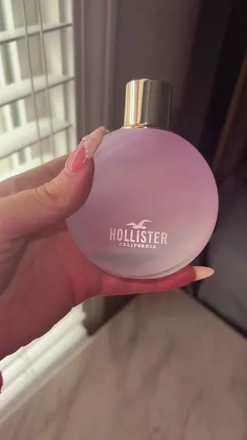 This stuff smells so so good #hollister #hollisterperfume #hollistercalifornia #perfumetiktok #fyp #fup 
