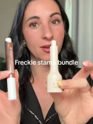 This @tarte cosmetics freckle stamp bundle is THAT girl ✨ #tarte #tartefrecklepen #frecklestamp #frecklestutorial #beautydeals #summermakeup #naturalmakeup 