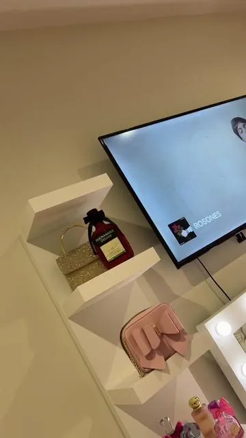 Amooo 👸🏼🎀🧺🧘🏽‍♀️✨ #cuartos #roomtour #pinkroom #decor #pinkdecor #pinkrugforroom #cuteroom #tvmounted #cuterooms #bigrooms #vanity #tiktokvanity #roomdecor 