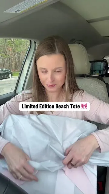 Have you guys seen Case-mate’s LIMITED EDITION pink bow beach tote!? 🎀 #beachtote #beachbag #beachvibes #pinkbow #bows #casemate #summeressentials #beachessentials #poolessentials @Case-Mate 