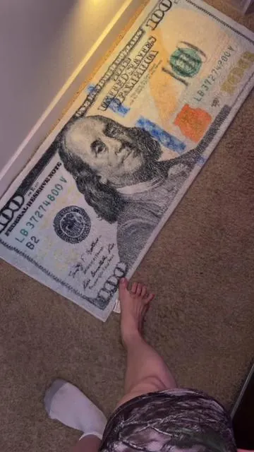 The best rug on the tiktokshop  #rug #decor #rugs #benjaminfranklin #moneyrug #tiktokshop 
