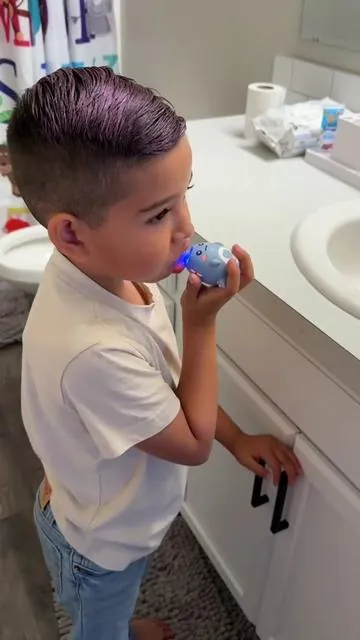 Mom hack of the year 🤣 #kidselectrictoothbrush #electrictoothbrush #kidsdentist #kidsdentalcare #kidsteeth 