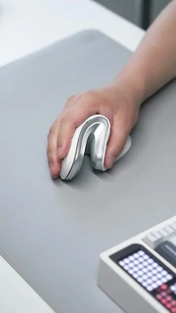 I found this ergonomically designed mouse that’s perfect for people with big hands—it’s incredibly comfortable to use! #verticalmouse #mouse #gamingmouse #verticalgamingmouse #gamingaccessories #tech