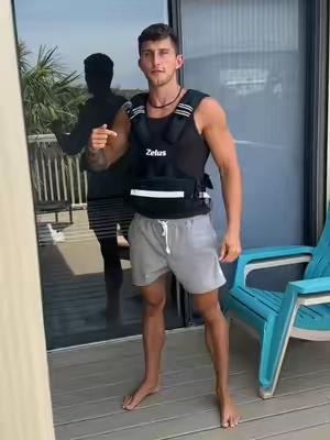 So easy to adjust weight! I have the 20-32lb vest here. Comes in many different weights. They are running a big sale right now too. Perfect tool to get in shape for the summer. Hit that link in the bottom left corner of the video! #weightvest #squats #cardioworkout #legday #fatburn 