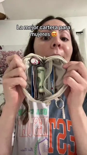 Esta mini iris wallet es pequeña pero caben muchas cosas!! 🥰 La agarre en tiktok shop, se las dejo abajo en el carrito anaranjado #wallet #iriswallet #wristlet #miniwallet #theiriswallet #tiktokshop #tiktokshopfinds #treasurefinds #spotlightfinds #seasonalgems #lovelanguage  #tiktokshopcreatorpicks #tiktokshopjumpstart #ttsdelightnow #giftguide #ttslevelup #springtok #tiktokshopspringglowup  Mini iris wallet 2nd generation 