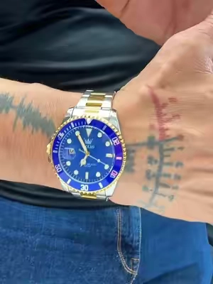 Reloj de hombre OLEVS con diseño de carátula azul y banda de acero inoxidable con dorado. Movimiento de cuarzo, resistente al agua y con detalles luminosos. Ideal para vestir elegante sin gastar de más. #relojlujoso #OLEVSwatch #accesorioshombre #relojesdelujoaccesibles #relojazulydorado #reloj #eatch #tiktokfinds #regaloperfecto #watchtok