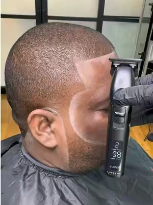 They say these barbers in 2025  aren't real barbers #barbertok #barberlife #haircut #fyp #explore #barber #barbershop #tiktokshop #tiktokfinds #tiktikshopdeals 