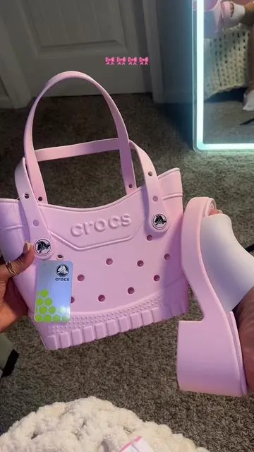 It’s so girl lalaaaa 🎀☺️ #fashion #crocs #fashiontiktok #outfitinspo #styleinspo #ootd 