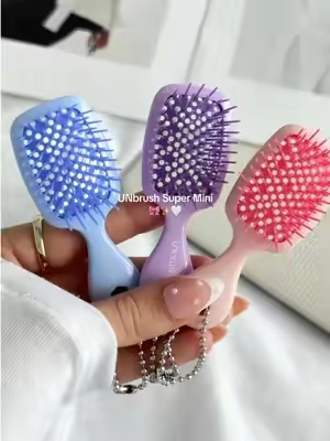 #unbrush #unbrushhairbrush #unbrushmini #keychain #tiktokmademebuyit #tiktokshopfinds #tiktokshopcreatorpicks #hairbrush 