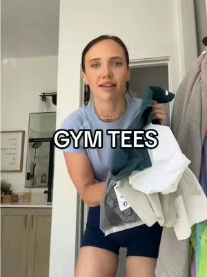 Found my new fav workout tops 🙌 it hugs your curves where you want it and the material is such good quality  #workoutshirt #gymgirls #gymootd #gymshirt #womensgymwear 