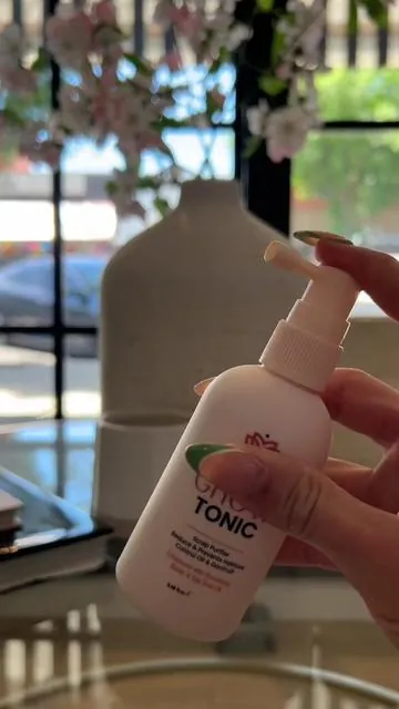 Nuestro tonic contiene Romero, Biotina y aceite de té de árbol ✨ #simplymandys #haircare 